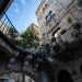 ...e che, a m di ponticello, mette in comunicazione le antiche palazzine sui lati della via